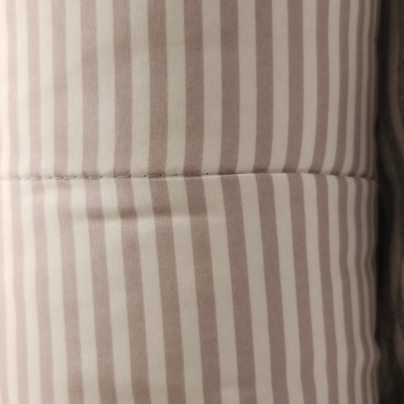 ex long reversible comforter. 100%Brushed Microfiber cover 100% polyester filled - Picture 2 of 4